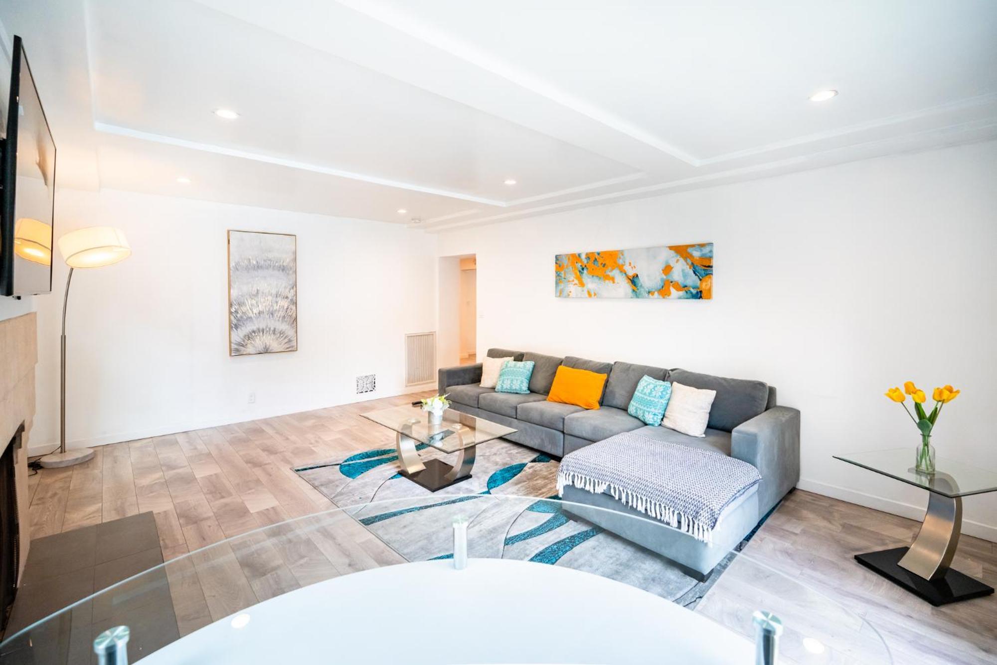 Spacious 3-bedroom 3-bathroom With 2-living By Beverly Hills Los Angeles