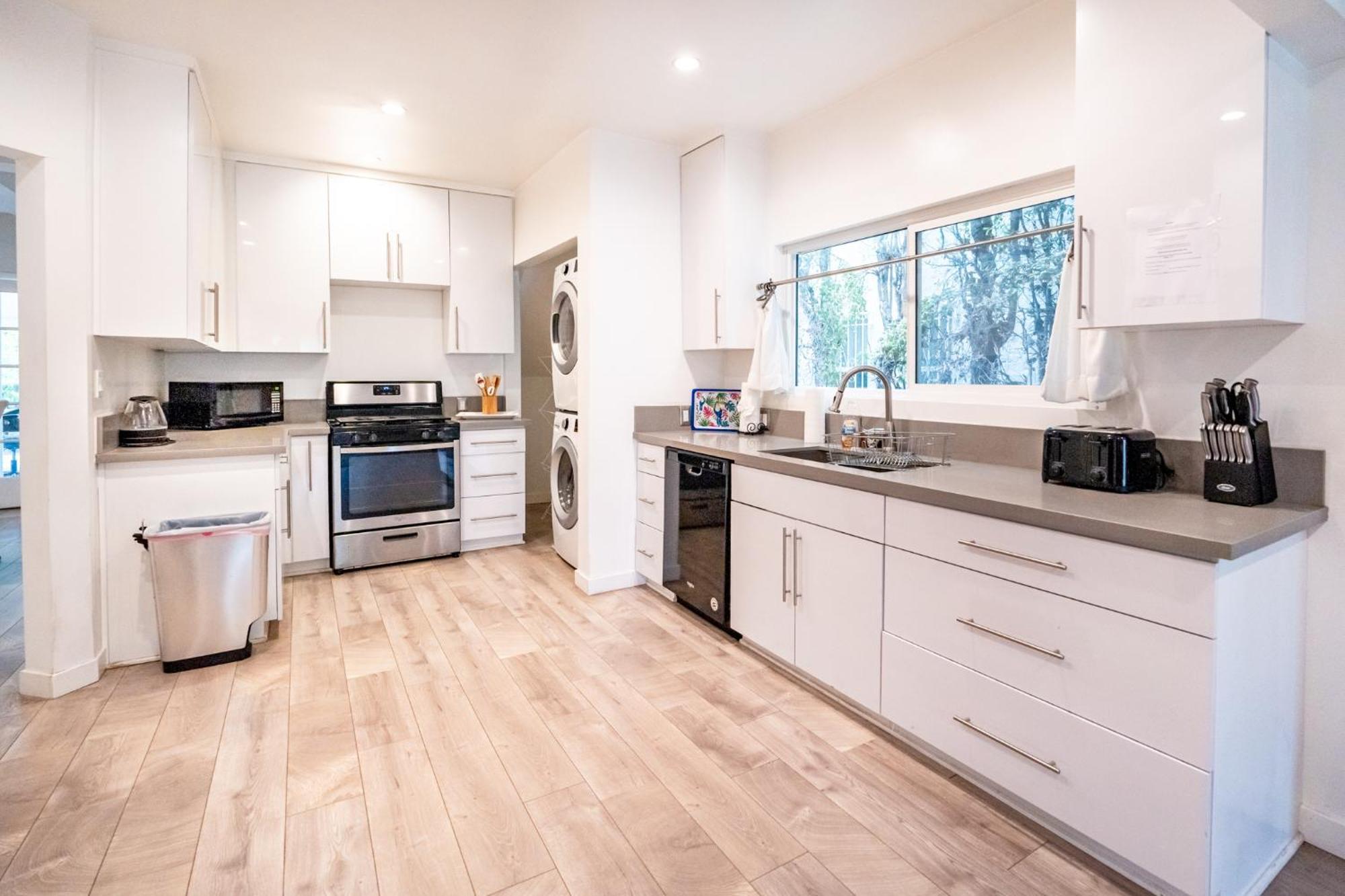 Spacious 3-bedroom 3-bathroom With 2-living By Beverly Hills Apartment