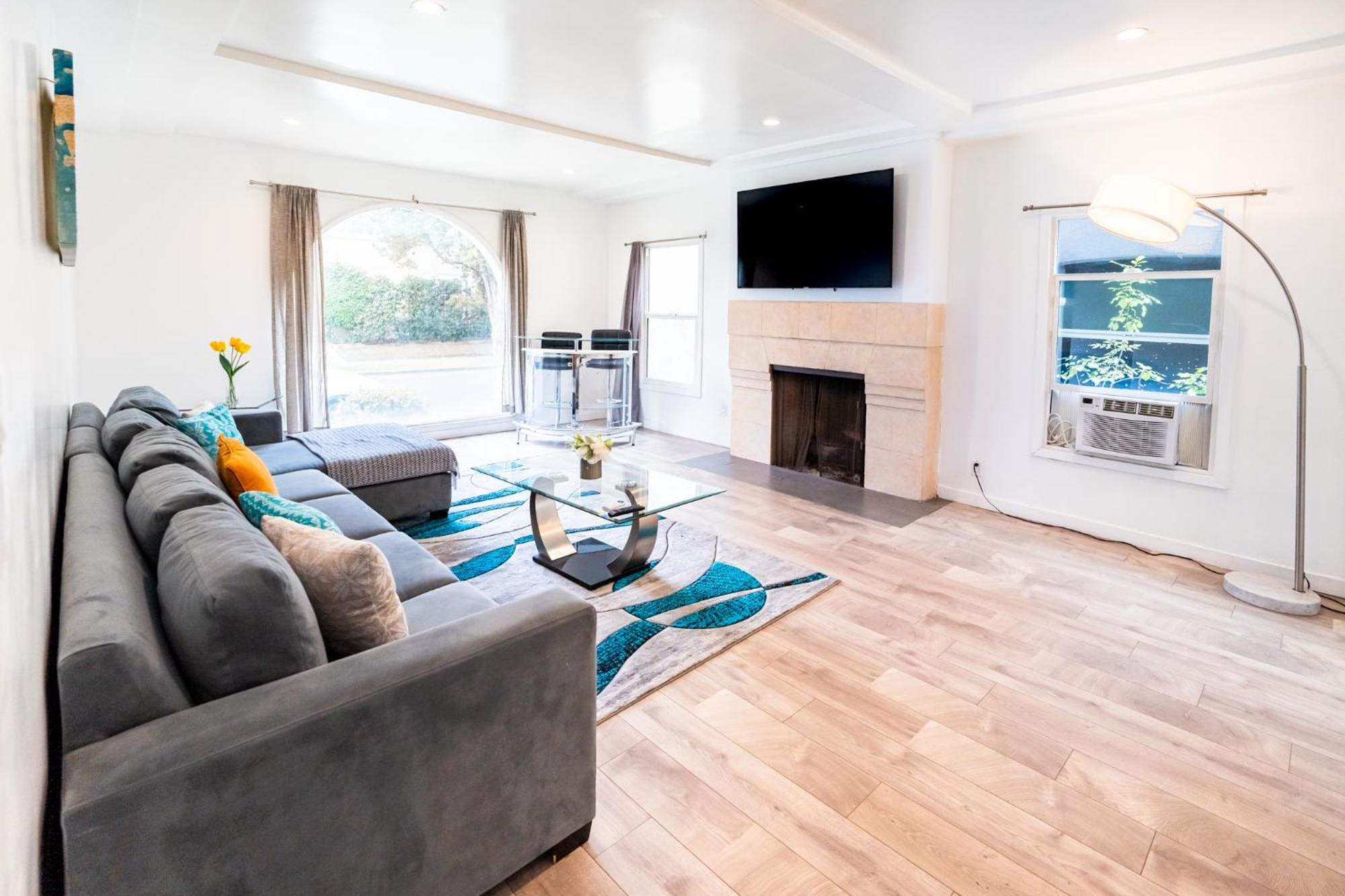 Spacious 3-bedroom 3-bathroom With 2-living By Beverly Hills Apartment
