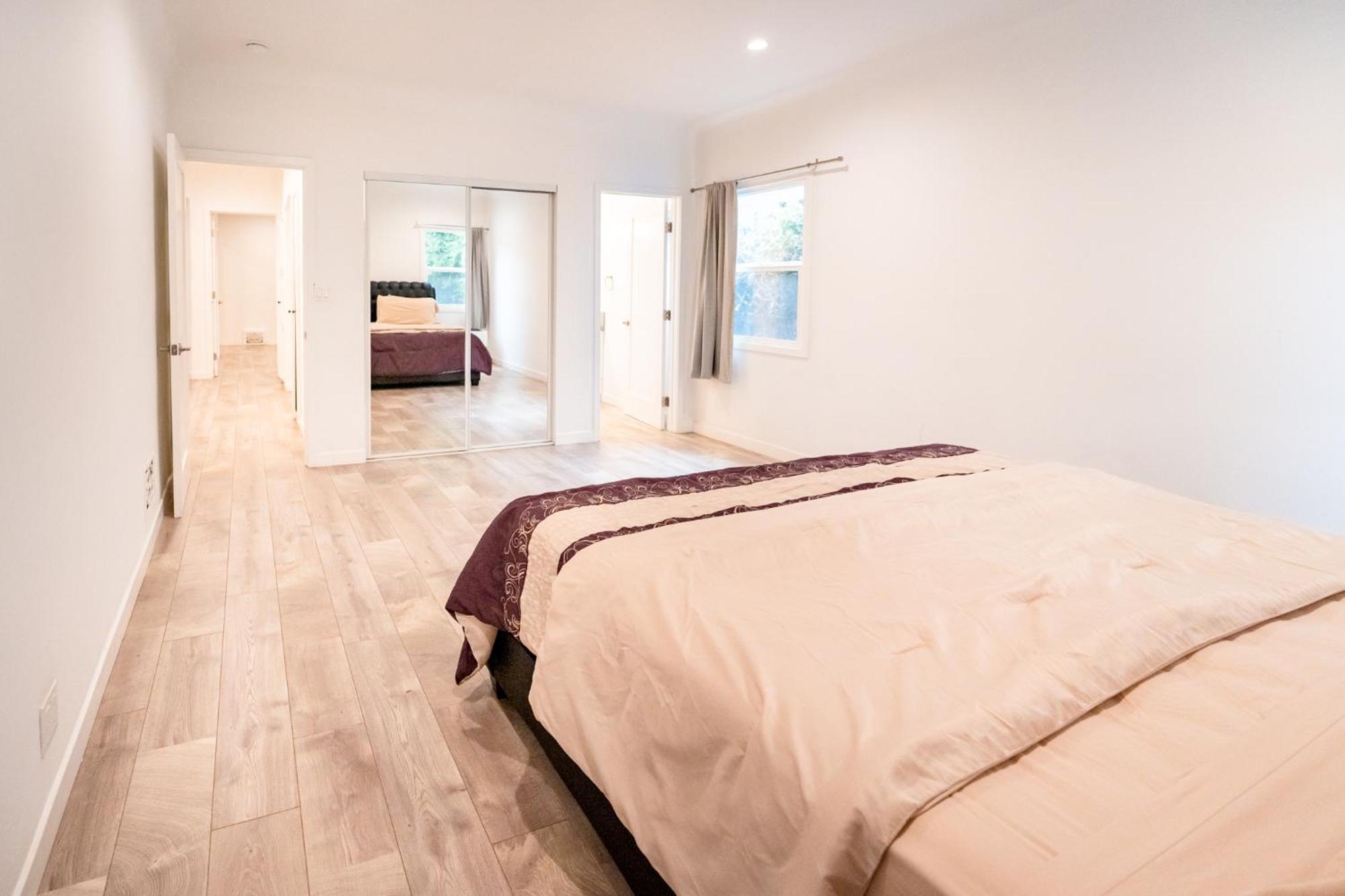 Spacious 3-bedroom 3-bathroom With 2-living By Beverly Hills *