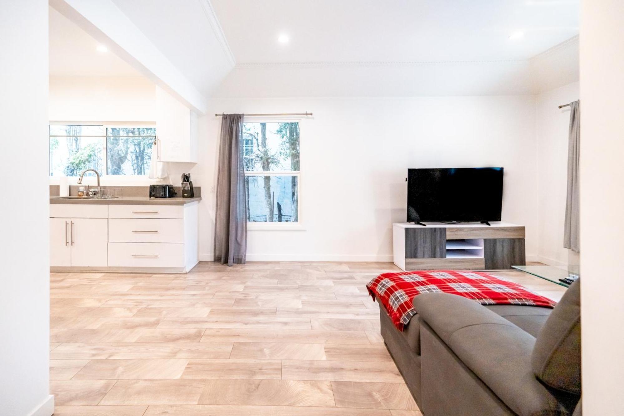 Apartment Spacious 3-bedroom 3-bathroom With 2-living By Beverly Hills *