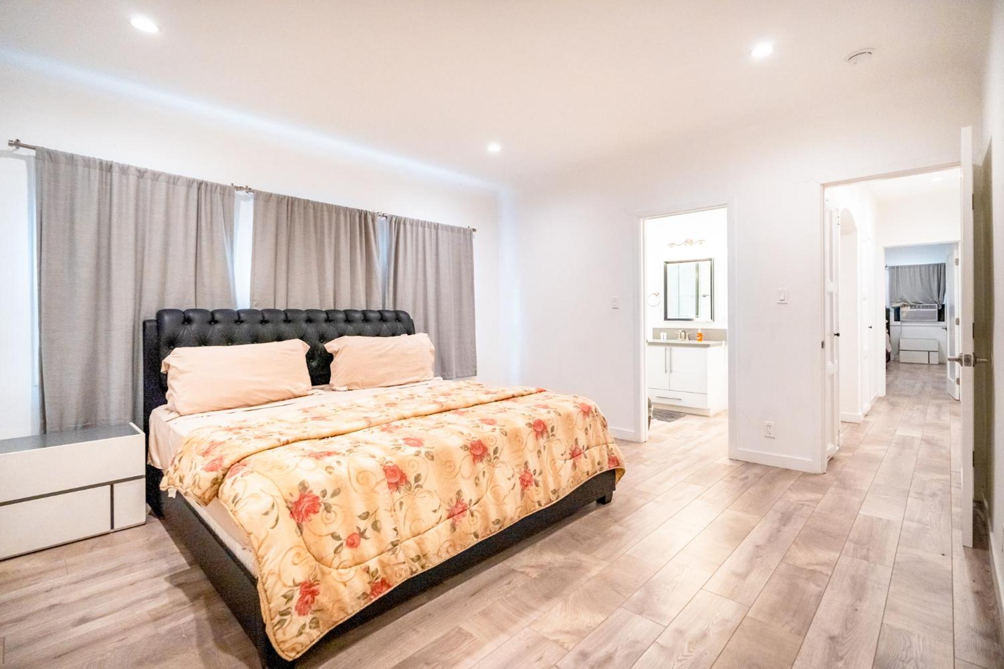 Spacious 3-bedroom 3-bathroom With 2-living By Beverly Hills