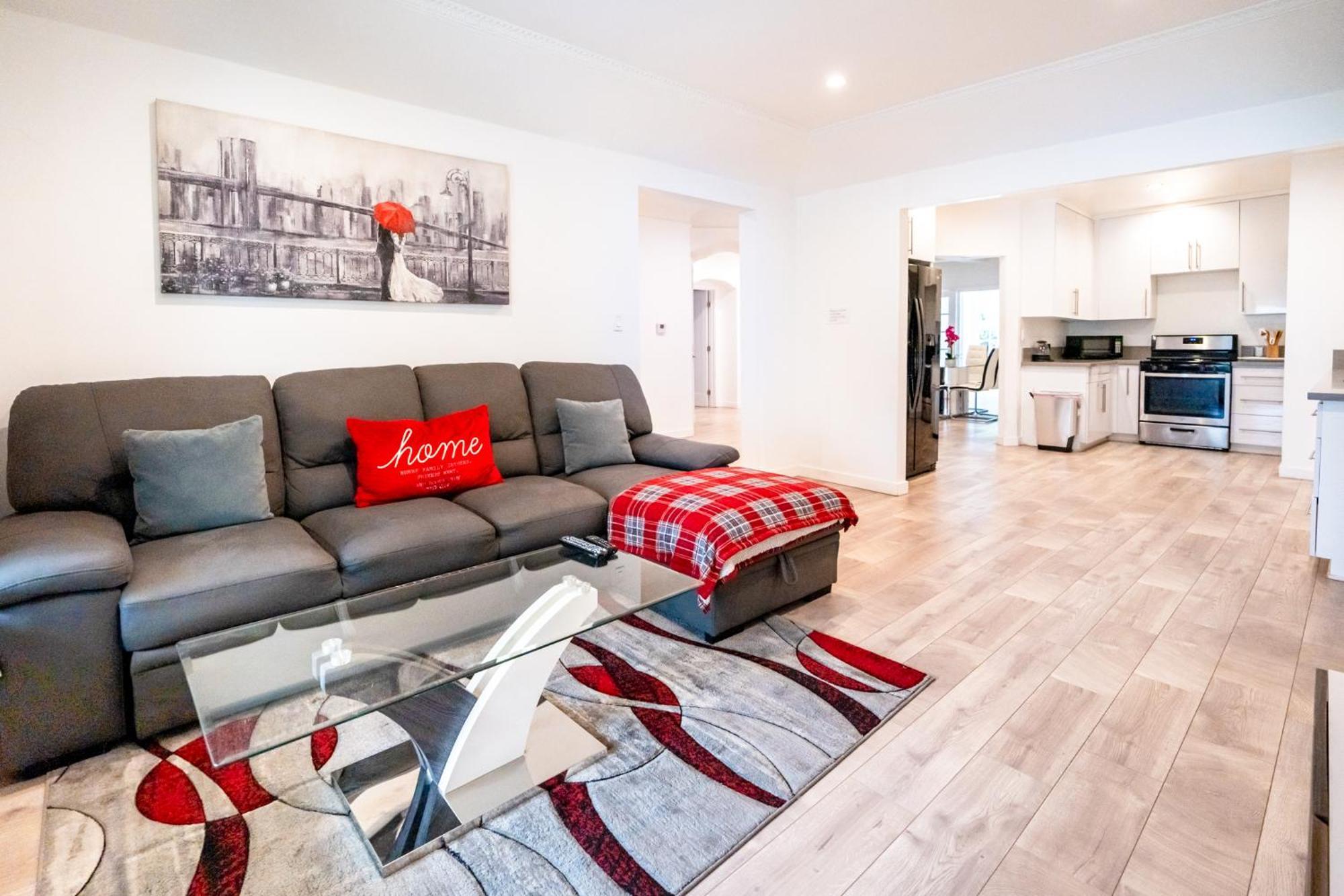 Apartment Spacious 3-bedroom 3-bathroom With 2-living By Beverly Hills