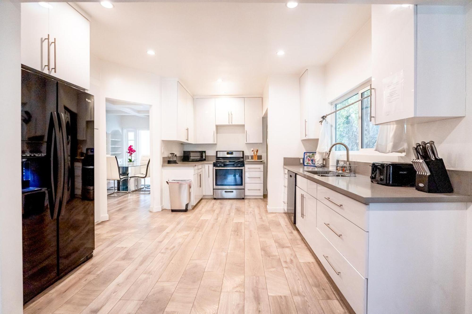 Spacious 3-bedroom 3-bathroom With 2-living By Beverly Hills Apartment Los Angeles