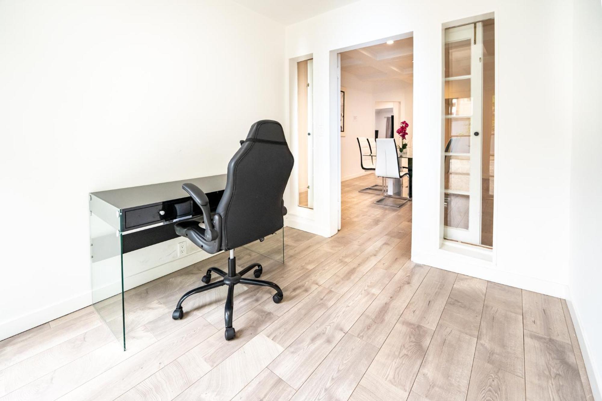 Spacious 3-bedroom 3-bathroom With 2-living By Beverly Hills