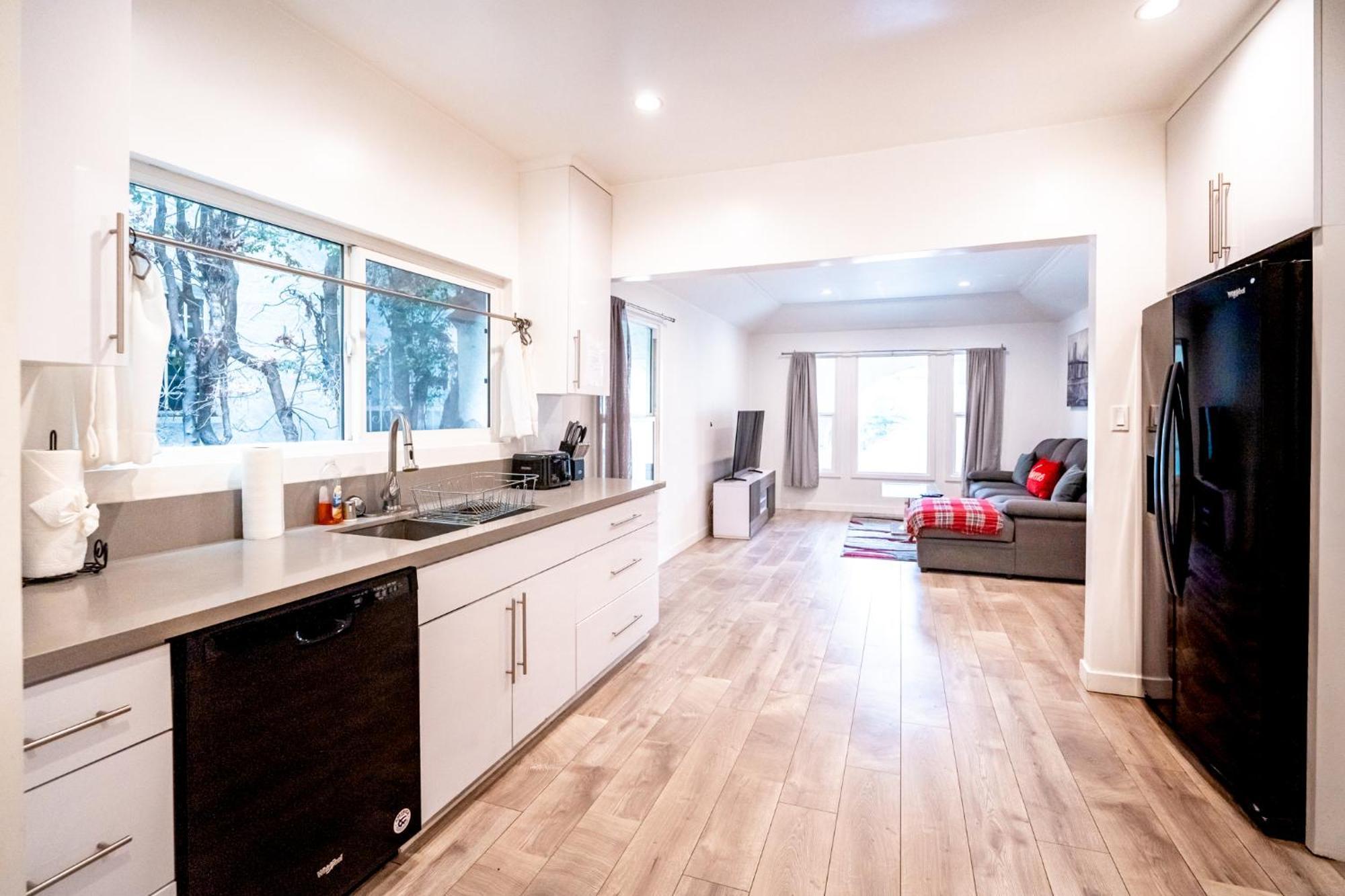 Spacious 3-bedroom 3-bathroom With 2-living By Beverly Hills Apartment