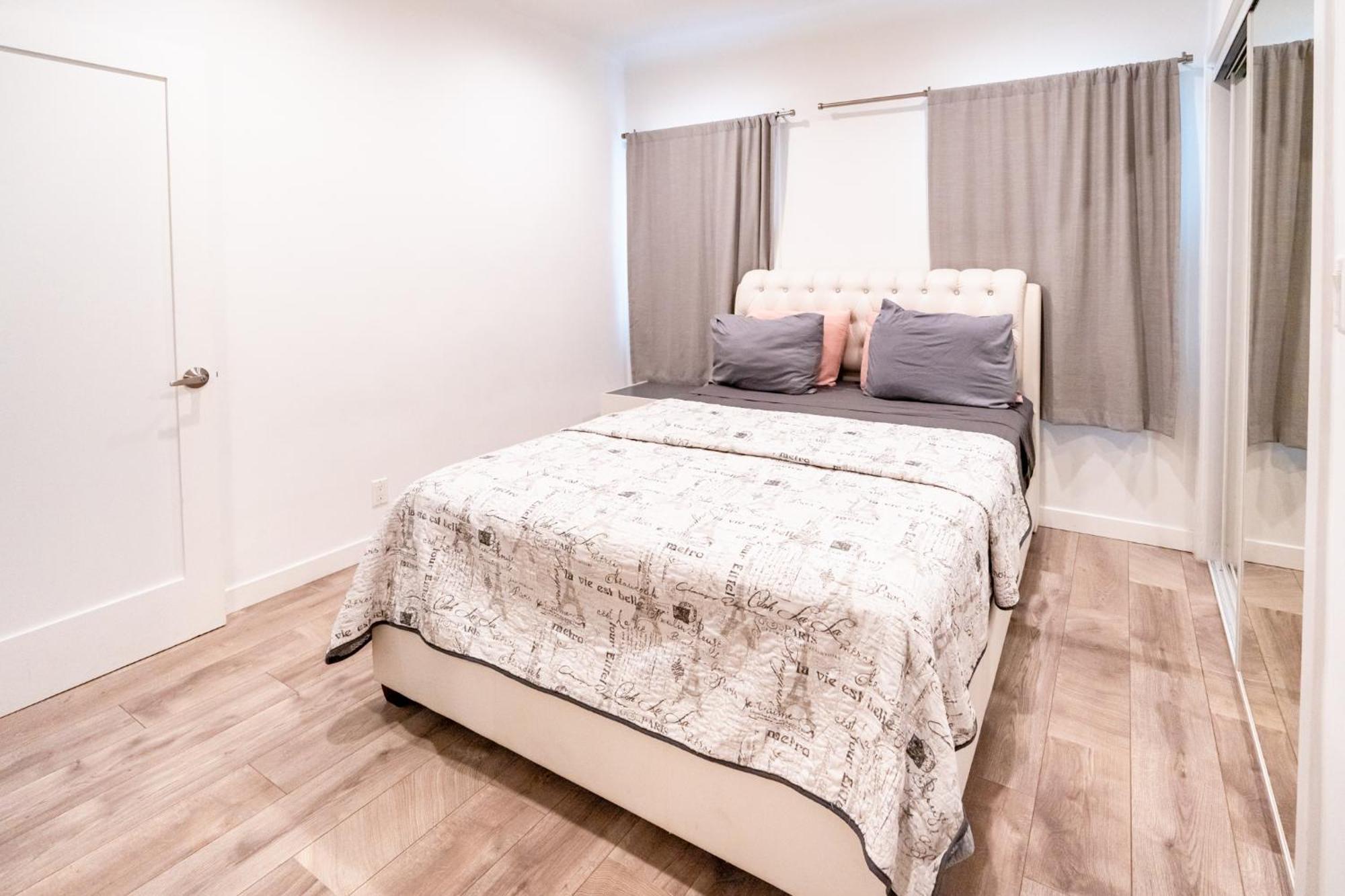 Spacious 3-bedroom 3-bathroom With 2-living By Beverly Hills Apartment *
