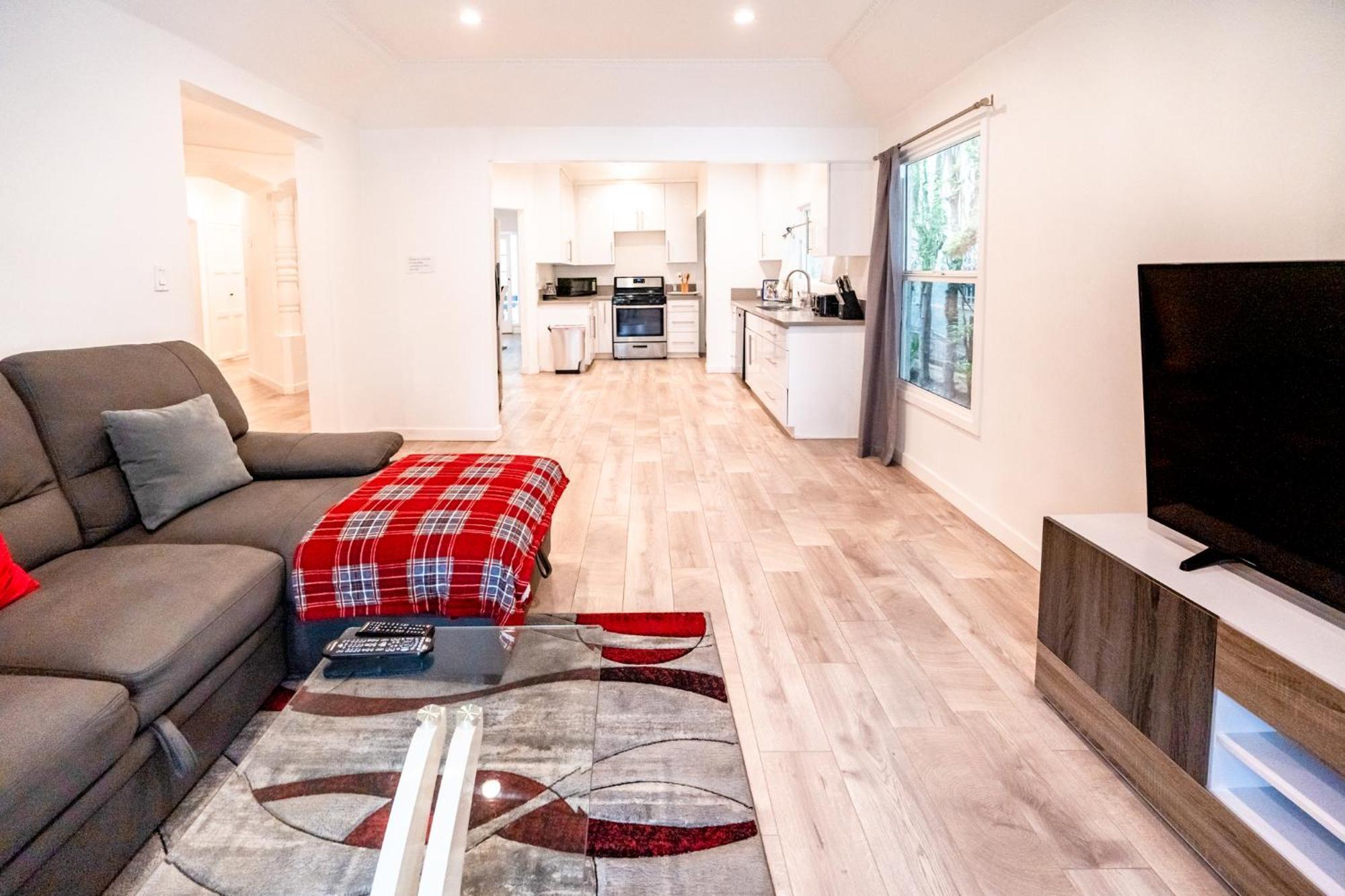 Spacious 3-bedroom 3-bathroom With 2-living By Beverly Hills *