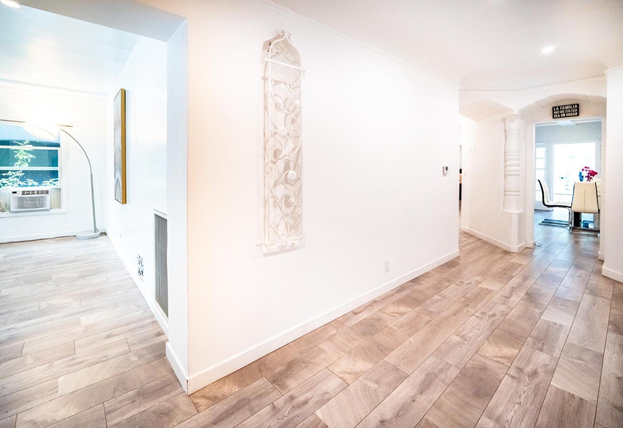 Apartment Spacious 3-bedroom 3-bathroom With 2-living By Beverly Hills
