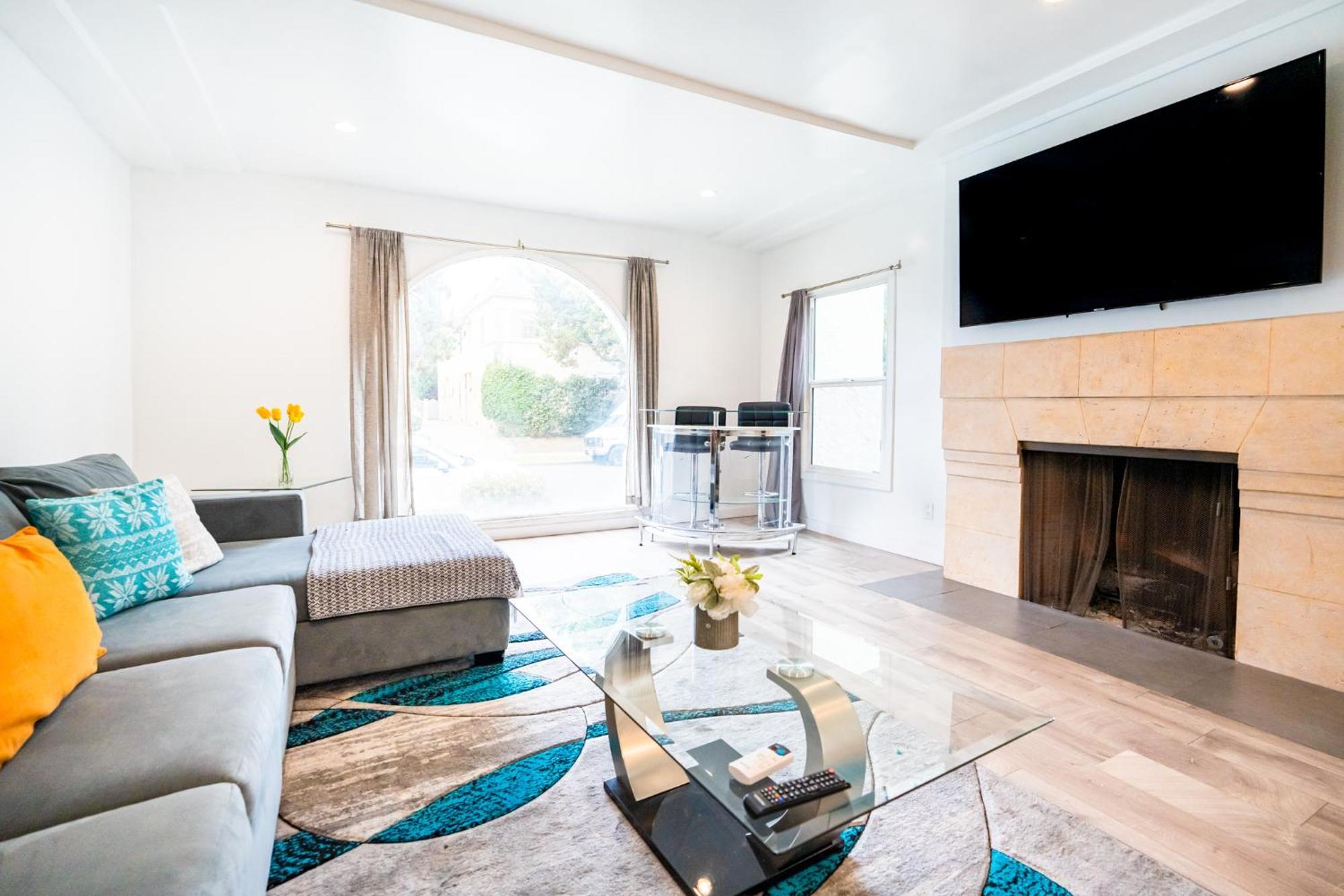 Apartment Spacious 3-bedroom 3-bathroom With 2-living By Beverly Hills